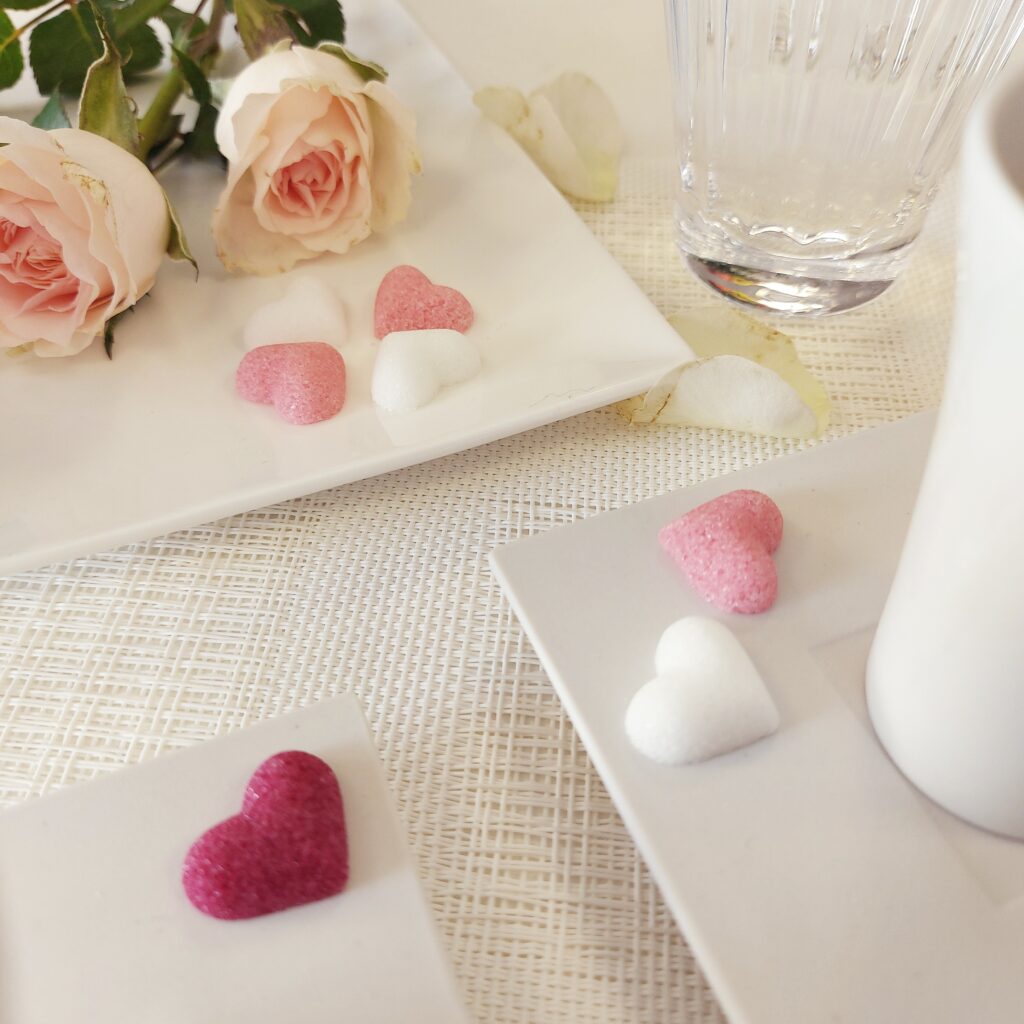 Sucres en forme de coeur rose et blanc