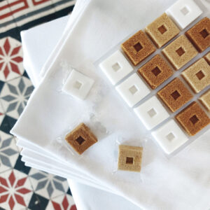 Empreinte sucrée. Sucres conditionnés en sachet individuel neutre.