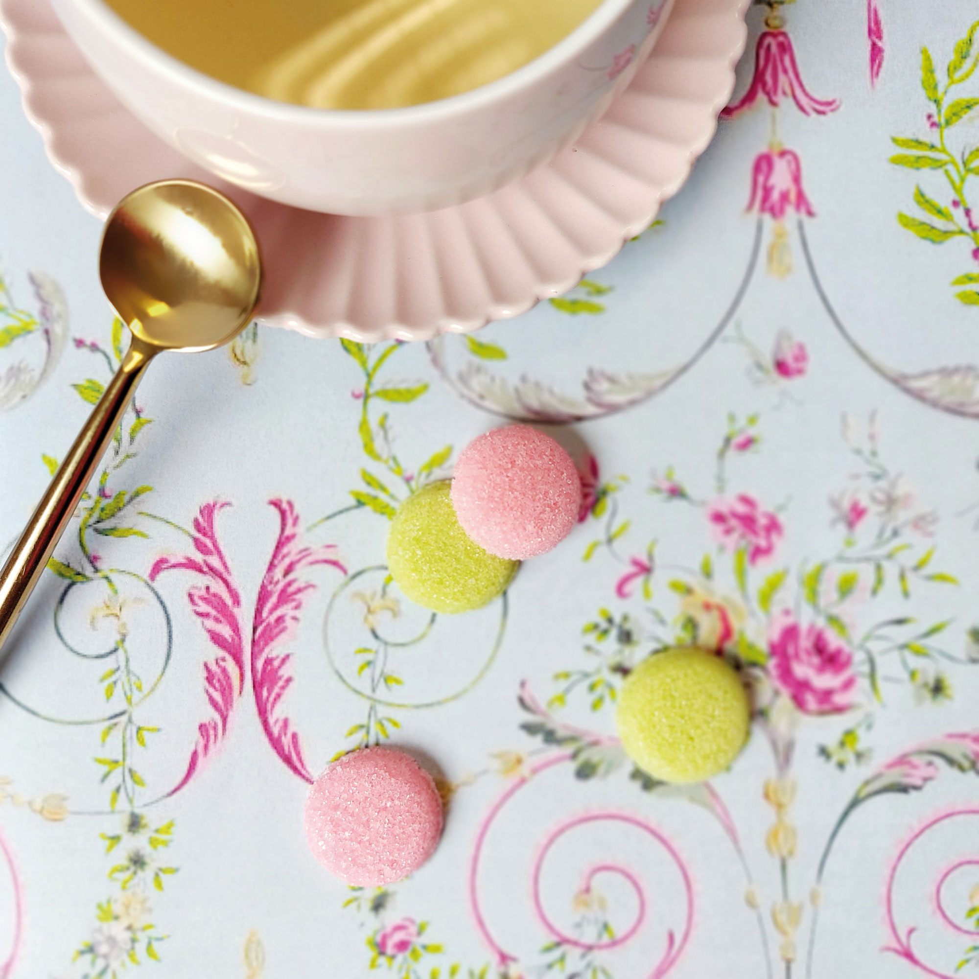 Sucres en forme de macaron aux couleurs pastel pour un Tea Time à l'anglaise