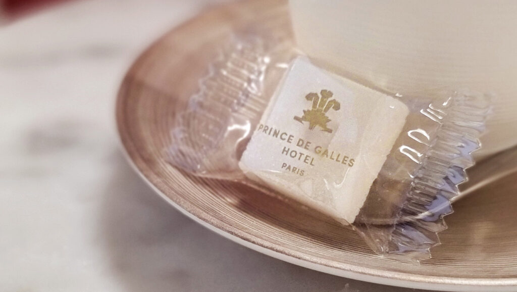 sucres blanc et ambre, en sachet individuel, personnalisés pour l'hôtel Le Prince de Galles à Paris