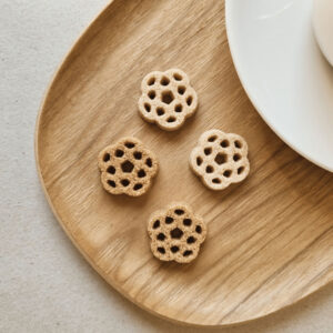 sucres originaux en forme de rosace, présentés sur un plateau, accompagné d'une tasse à café.