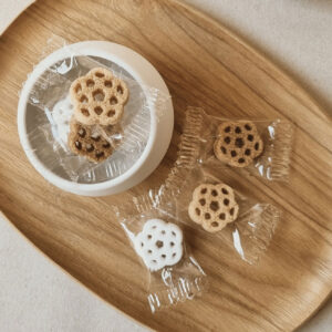 Sucres en forme de rosace, emballés en sachet individuel, présentés dans un sucrier et sur un plateau pour une ambiance chic