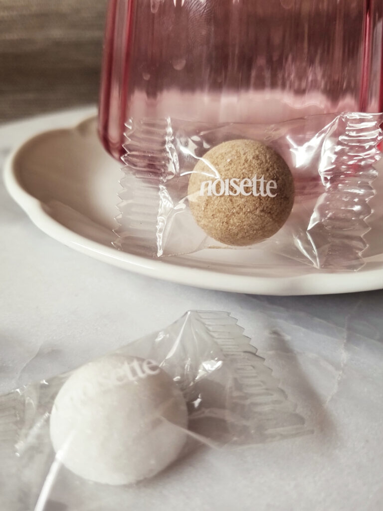 sucres en demi-sphère dans sachet compostable personnalisé pour Noisette