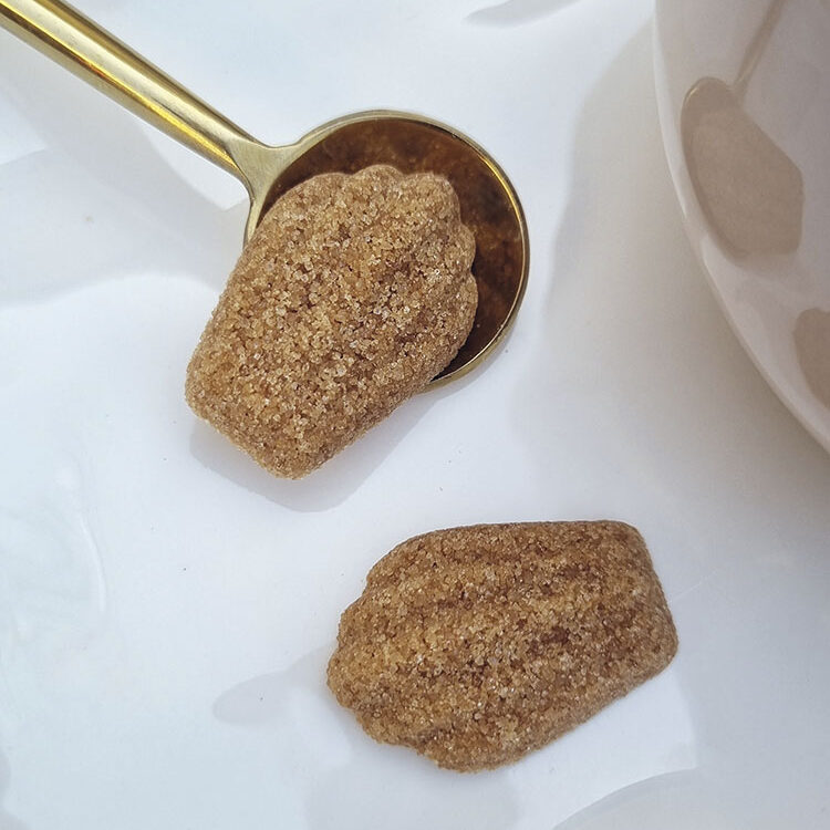 sucres en forme de madeleine, sur cuillère dorée.