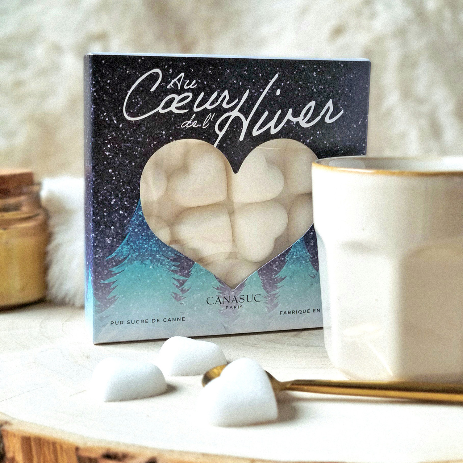 Coffret de sucres ambiance hivernale et chaleureuse avec tasse , cuillère et sucres en forme de coeur