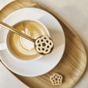 un café accompagné d'un sucre sculpté en forme de rosace