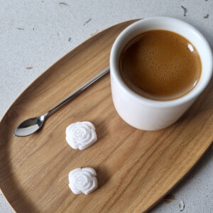 rose en sucre blanc pour sucrer un expresso