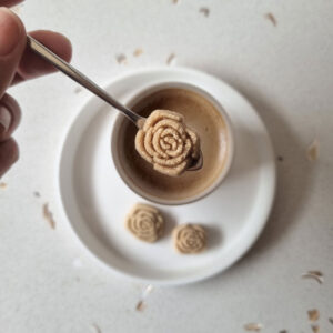 rose en sucre prêt à tomber dans un café